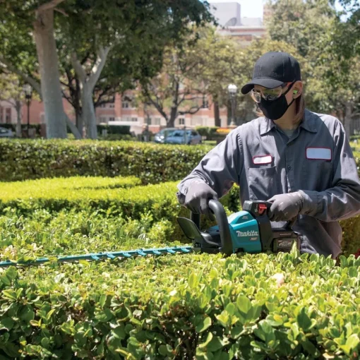 Outlet Factory Reconditioned 40V max XGT Brushless Lithium-Ion 30 in. Cordless Hedge Trimmer Kit (4 Ah) Hedge Trimmers